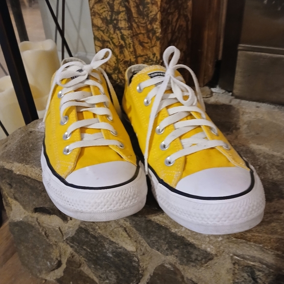 Converse Chuck Taylor All Stars Yellow Women’s 9.5 Men’s 7.5Low Top Canvas Style - Picture 2 of 8